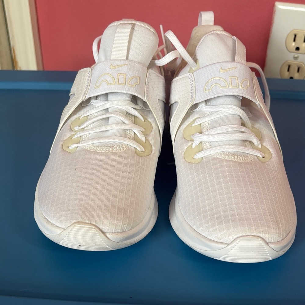 Nike Air 7.5 White Sneakers